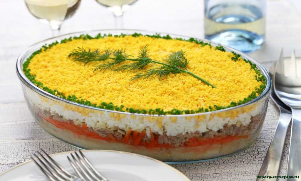 Салат "мимоза" с маринованным огурцом