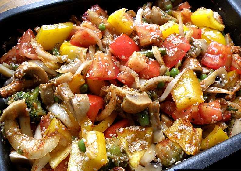 Замороженные овощи с филе в духовке. Овощи в духовке. Овощи крупными кусками. Мясо с овощами в духовке. Печёные овощи в духовке.