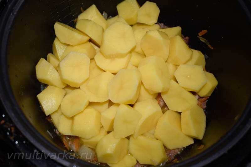 Тушеная картошка с куриным филе в кастрюле рецепт с фото пошагово - 1000.menu