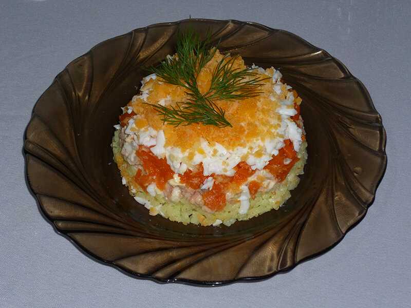 Салат нежный с крабовыми палочками и сыром - простые и сложные блюда: рецепт с фото и видео