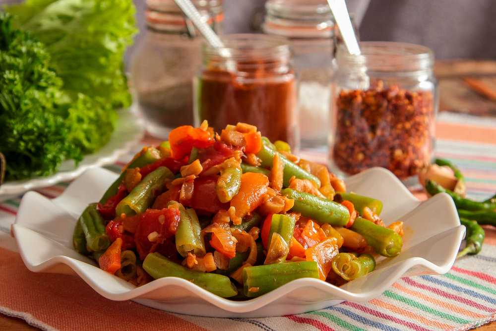 Как приготовить Тушеная картошка со стручковой фасолью и овощами с использованием: картофель,фасоль стручковая,лук репчатый,морковь Тушеная картошка со стручковой фасолью и овощами подойдет не только для повседневного стола, но и для постного или вегетари