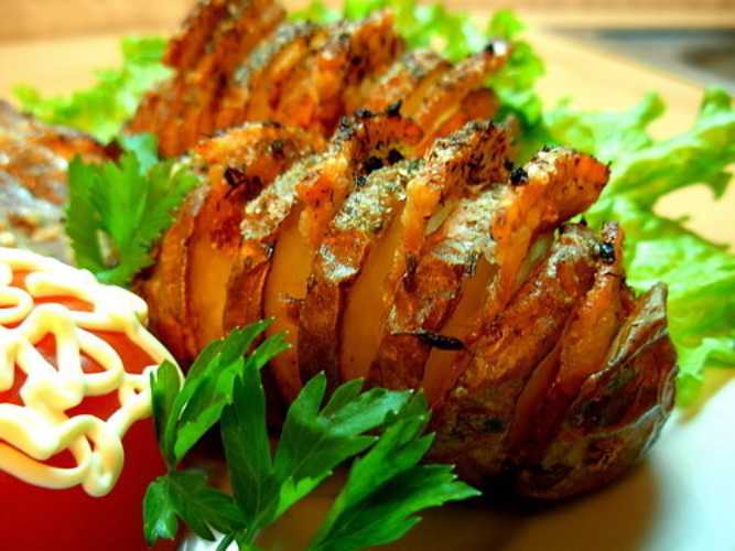 Картошка по-деревенски в духовке - 10 пошаговых рецептов с фото