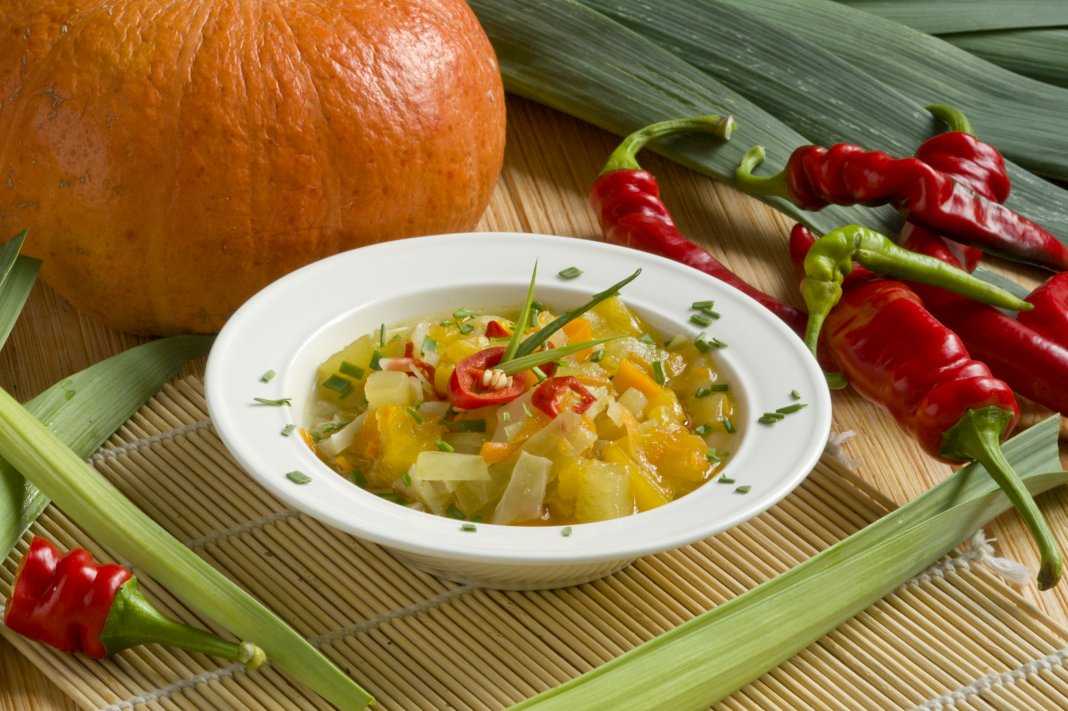 Постные щи с фасолью, консервированной и капустой