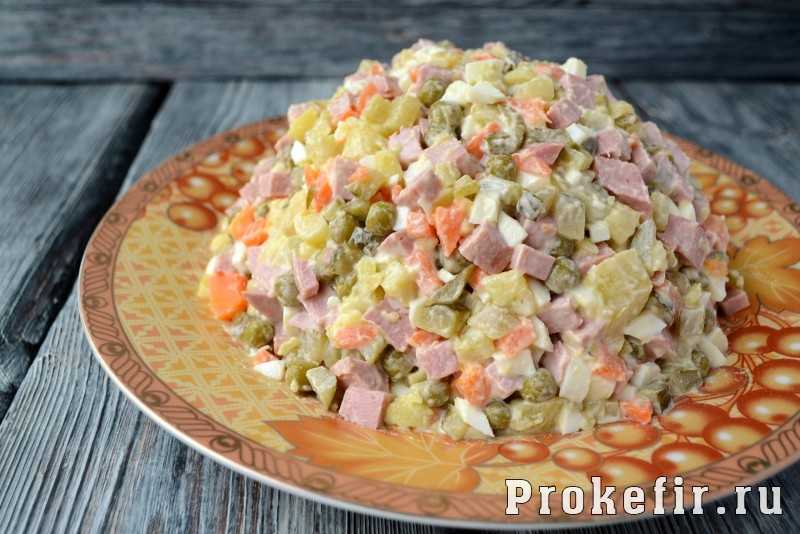 Классический салат оливье с колбасой - 7 рецептов приготовления с пошаговыми фото