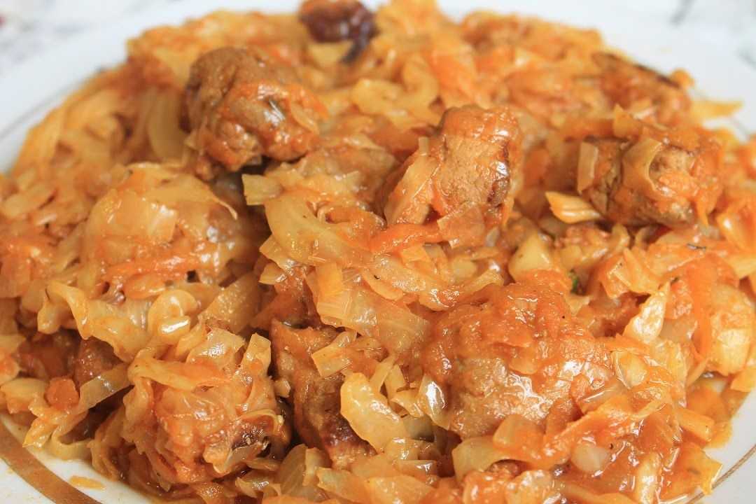Капуста, тушеная с мясом и картошкой в кастрюле - 8 пошаговых фото в рецепте