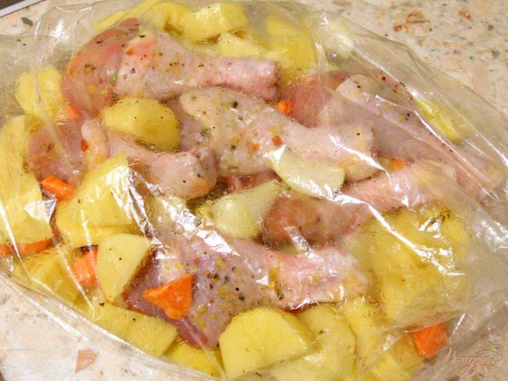 Рецепт картошки запеченной в рукаве в духовке. Курица с картошкой в рукаве. Курица с картошкой в духовке в рукаве. Картошка в рукаве для запекания. Курица с картошкой в рукв.