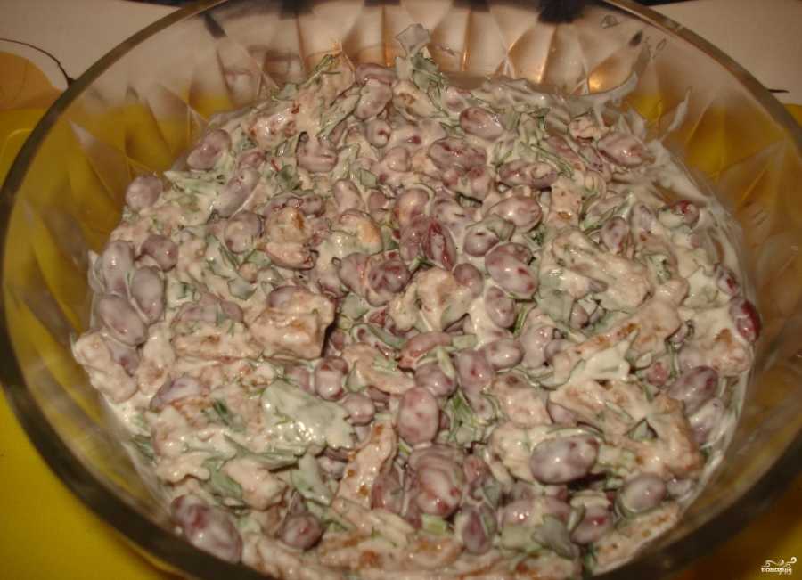 Очень вкусный и простой салат с фасолью, помидорами, сухариками и копченой колбасой