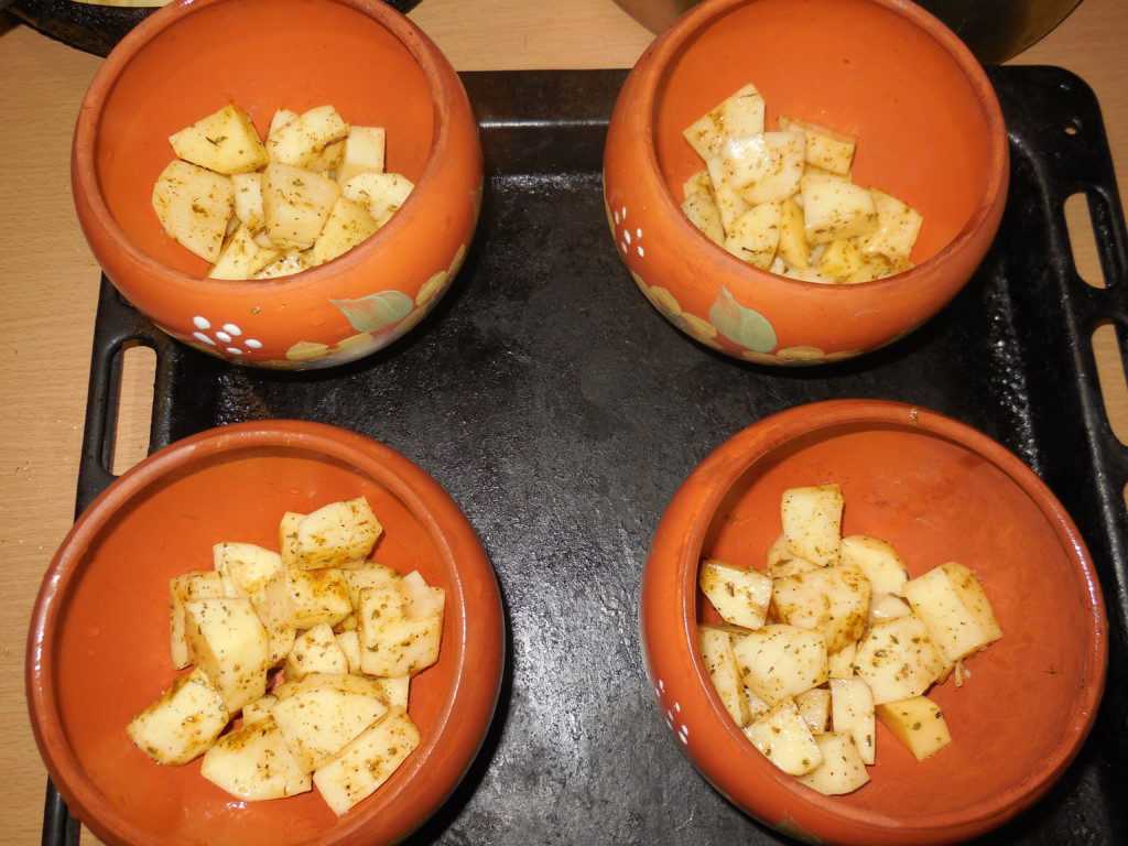 Тушеная картошка со свининой на сковороде
