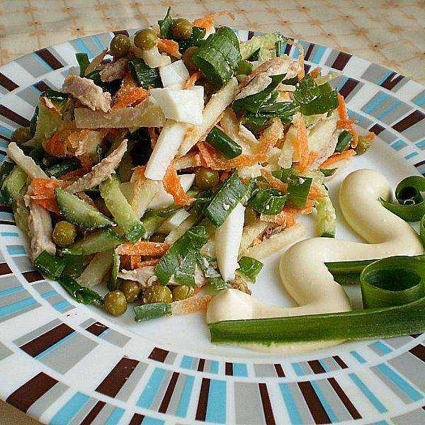 Салат из кольраби с имбирем и кунжутом