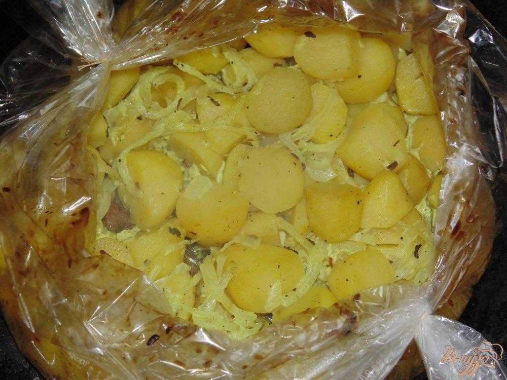 Как вкусно запечь молодую картошку в духовке в рукаве для запекания