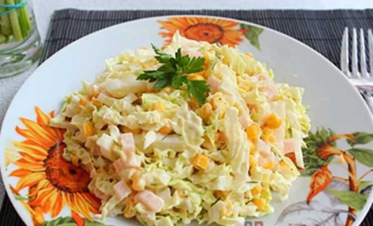 Салат с кальмарами самый вкусный с кукурузой и капустой