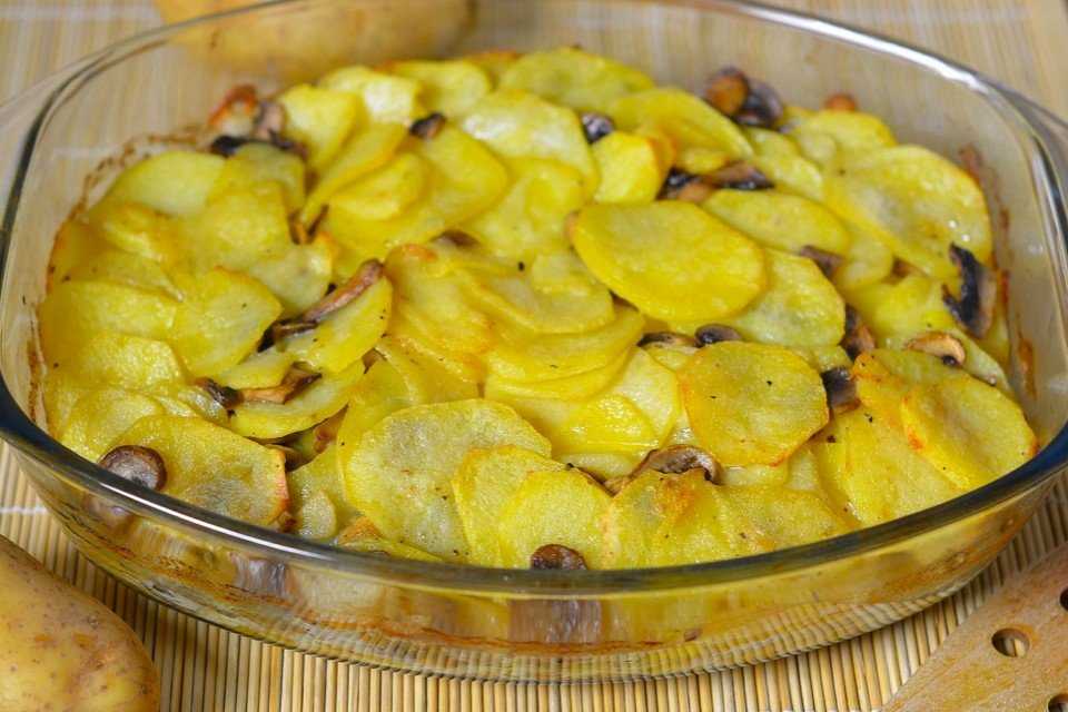 Картошка с шампиньонами в духовке рецепт с фото пошагово