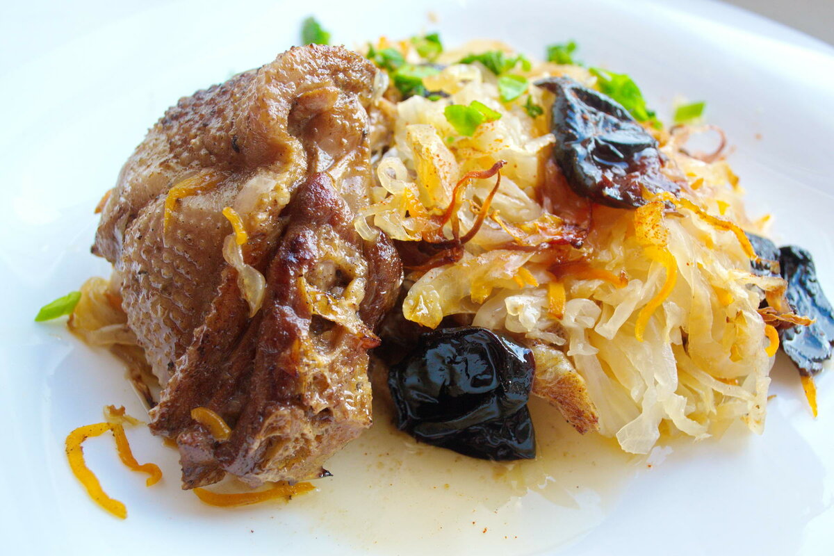 Рагу с квашеной капустой и сухофруктами – кулинарный рецепт
