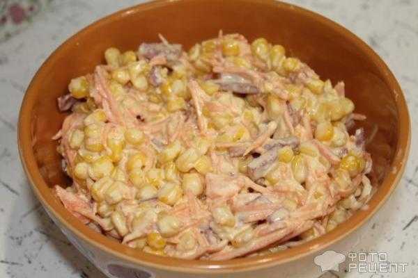 Салат из фасоли моркови и колбасы с чипсами