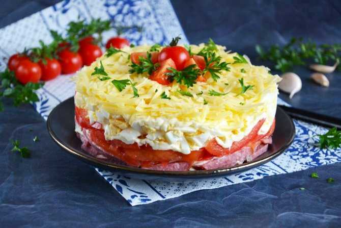 Салат с колбасный сыром — 8 простых и вкусных рецептов