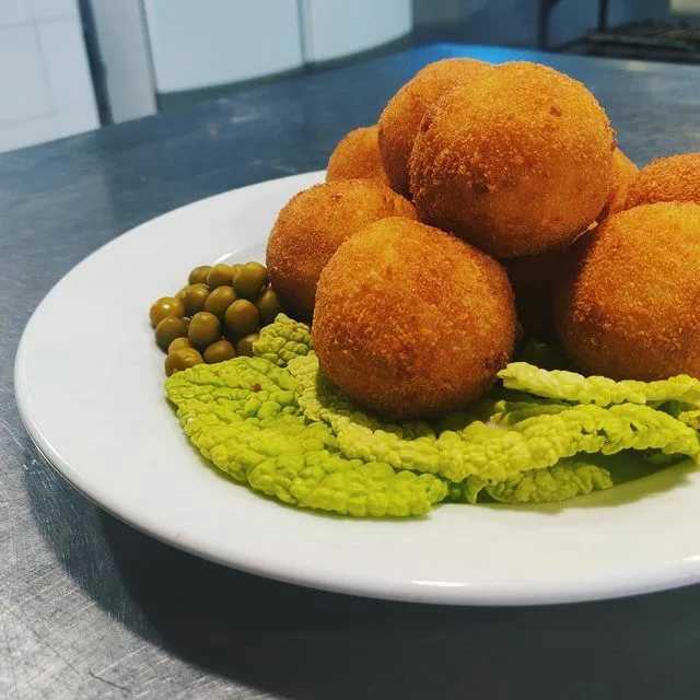 Картофельные шарики из пюре с сыром