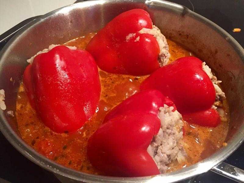 Сочнейшие перцы с фаршем и рисом в соусе из сметанки