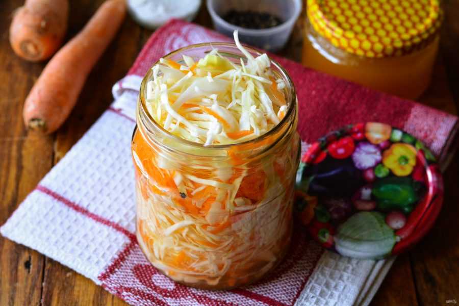 Салат из квашеной капусты с медовой заправкой – кулинарный рецепт