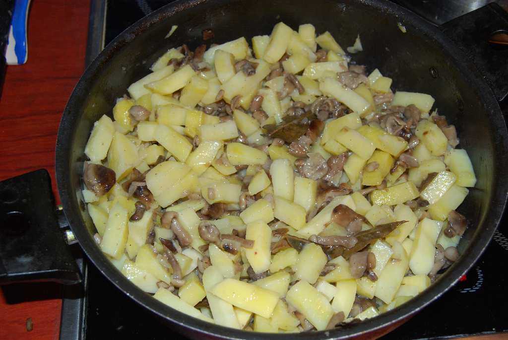 Как пожарить картошку с замороженными грибами и луком на сковороде рецепт с фото пошагово