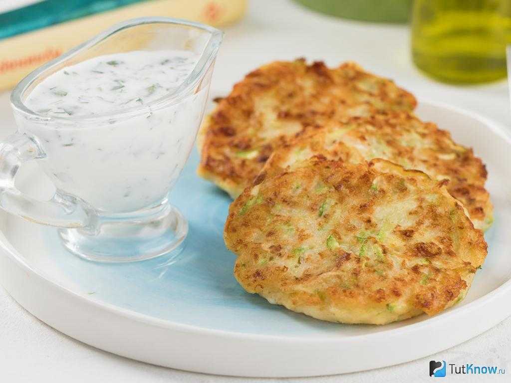 Оладьи из кабачков на сковороде – 10 самых вкусных рецептов