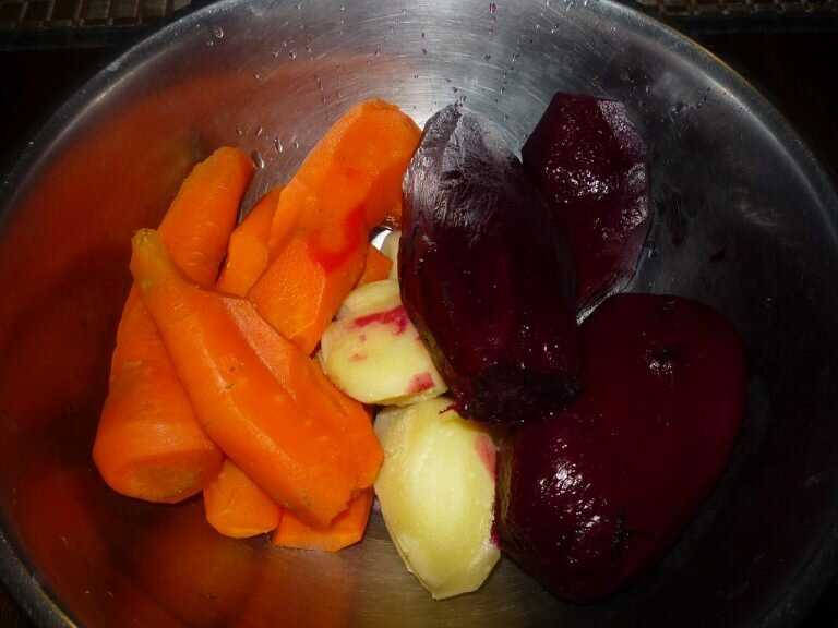 Сколько варится винегрет. Вареные овощи. Вареные картофель и морковь. Вареные овощи для винегрета. Отварить картофель и морковь свеклу.