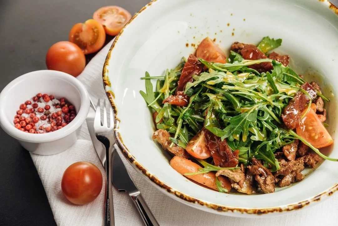 Теплый салат с говядиной — 7 рецептов из простых продуктов