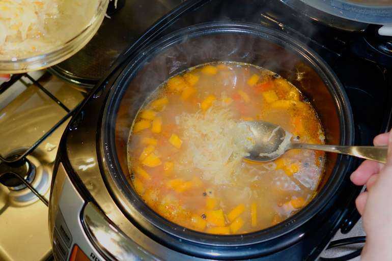 Щи из свежей капусты с курицей