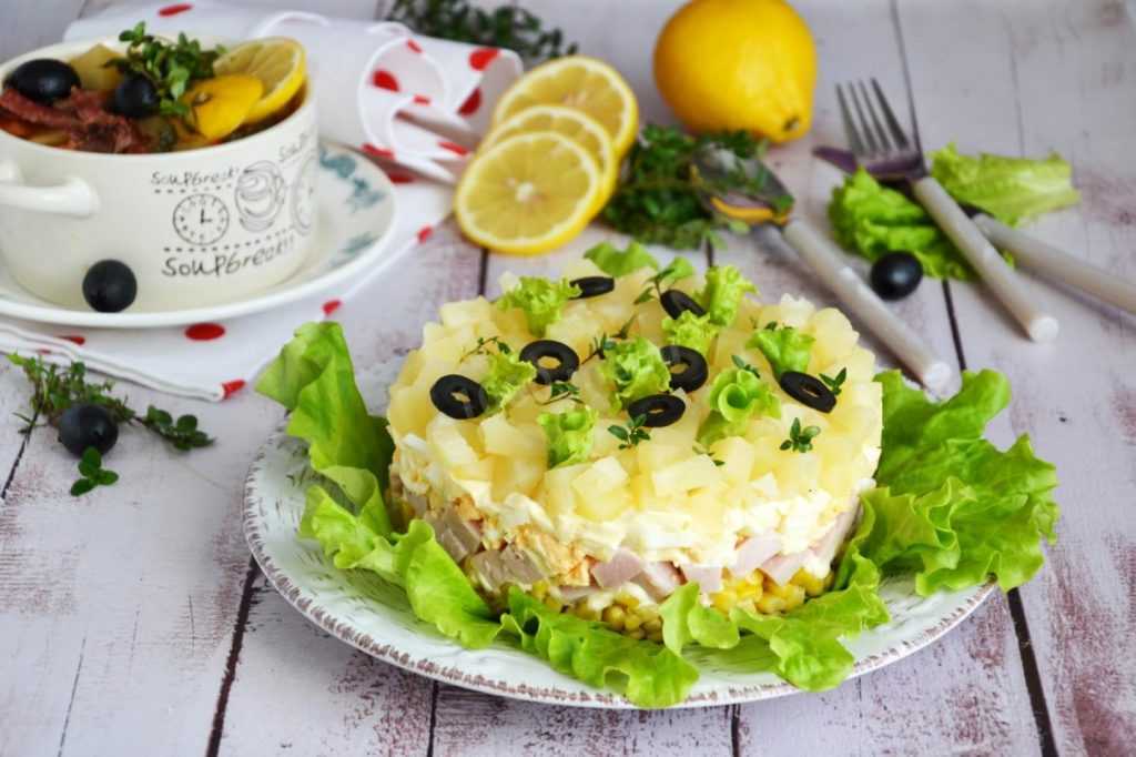 Куриное филе в сметане тушеное с шампиньонами и чесноком
