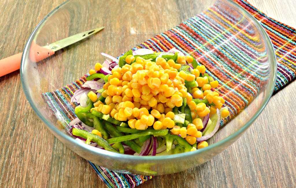 Салат с копченой курицей и кукурузой – 8 рецептов с пошаговыми фото