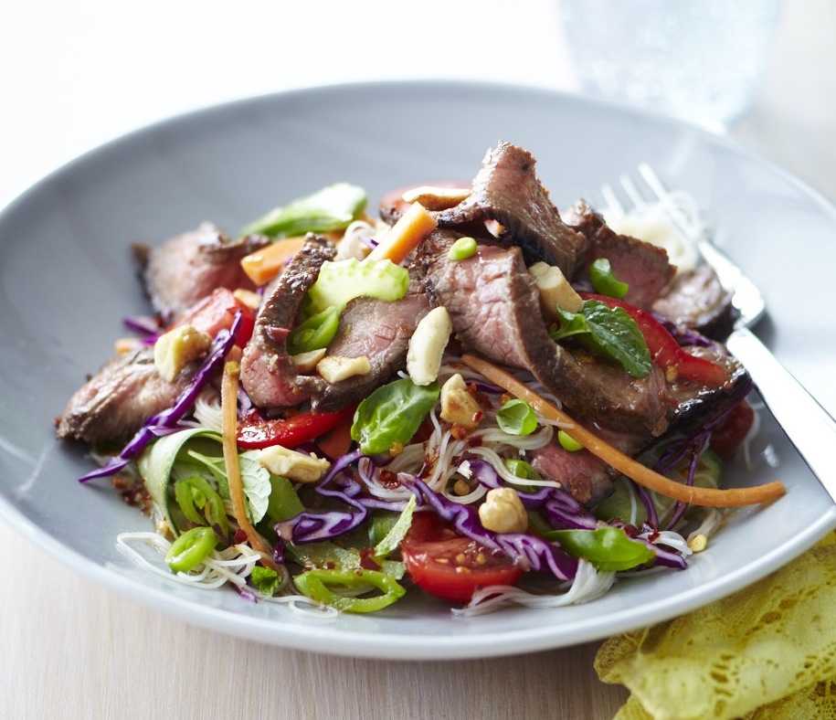 Теплый салат со свининой калорийность