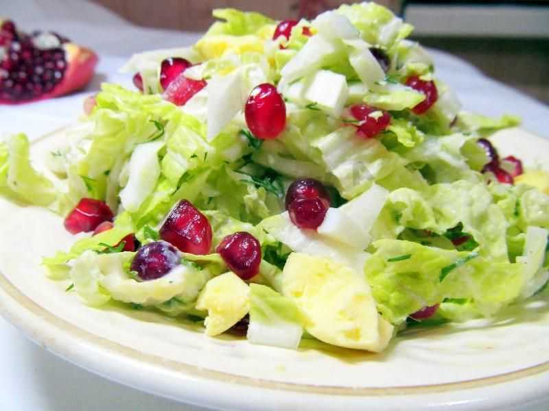 Салат из капусты с сыром и чесноком