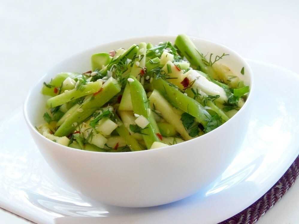 Салат с сельдереем и яблоком и курицей - сытная и витаминная закуска для летнего меню: рецепт с фото и видео